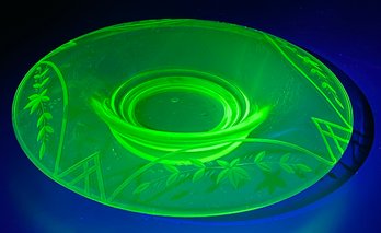 Vintage Rolled Top Etched Edge Bowl Vaseline Uranium Glassware Glow In The Dark Has Decent Crack On Edge