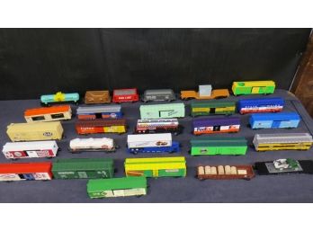 26 Lionel Plastic Train Cars