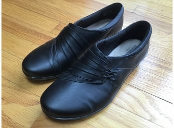 PAIR OF CLARKE’S WOMEN’S LEATHER COMFORT SHOES SIZE 9 ~ NEVER WORN~