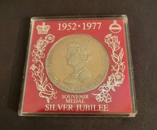 CELEBRATING THE SILVER JUBILEE OF HM QUEEN ELIZABETH II 1952-1977 SOUVENIR MEDAL