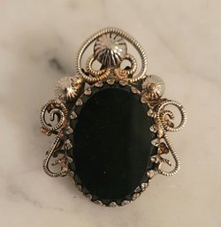 VINTAGE VICTORIAN STYLE SILVERTONE PIN/PENDANT WITH BLACK GLASS CAMEO STONE