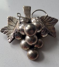 VINTAGE STERLING SILVER(MARKED 925-MEXICO) BROOCH PENDANT WITH GRAPE MOTIF