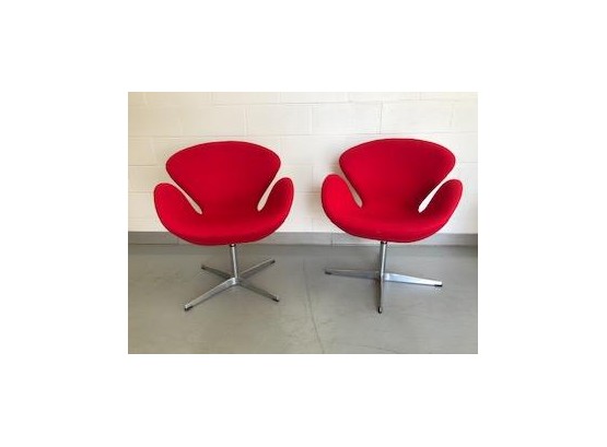 MID-CENTURY RETRO ARNE JACOBSEN STYLE MATCHED PAIR OF CONTEMPORARY SWIVEL LOUNGE CHAIRS