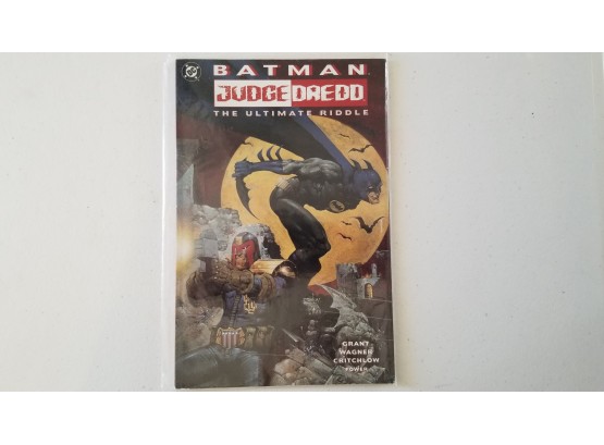 Crossover Comic - Batman Judge Dredd -  DC Comics - Grant/Wagner/Critchlowpower - 1995 Graphic Novel