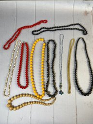 Miscellaneous Costume Jewelry Necklaces, Beads Of Various Colors, Sizes And Materials