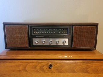 Vintage 1960s Magnavox Solid State AM/FM Radio