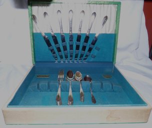 Service For 7 Oneida Silver Tudor Plate Flatware With Storage Chest