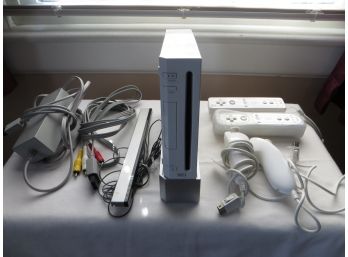 Wii RVL-001 White Console W/ AC Power Adapter, AV Cable & Stand, Controllers