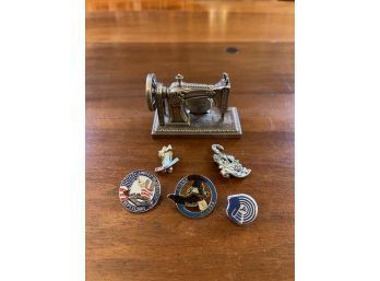 Pins And Sewing Machine Mini Clock