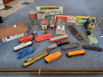 Beautiful Vintage Train Set - Shell, Union Pacific, Burlington And More