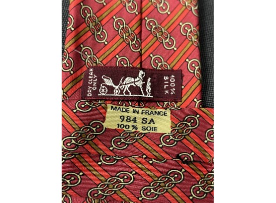 NEAR MINT AND AUTHENTIC HERMES PARIS MADE IN FRANCE RED STRIPE AND CHAIN GEOMETRIC SILK TIE 984SA