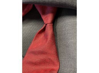 GEO-MANIA!! AUTHENTIC FENDI MADE IN ITALY MENS SOLID CHERRY RED SELF GEOMETRIC KNIT SILK TIE