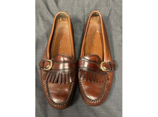 A FINE PAIR OF MENS COLE HAAN AMERICAN HAND SEWN KILTIE STRAP BUCKLE LOAFERS IN WHISKEY BROWN SIZE 10