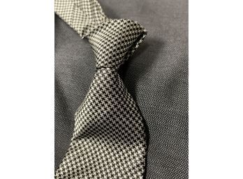 NEAR MINT AND ESSENTIAL MENS HUNTINGTON MADE IN USA(!!) PURE SILK BLACK AND WHITE  HOUNDSTOOTH PATTERN TIE