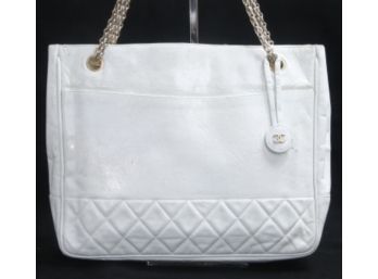 ORIGINAL VINTAGE 1990S AUTHENTIC CHANEL MADE IN ITALY WHITE LEATHER QUILTED BOTTOM GOLD CHAIN 14' TOTE BAG
