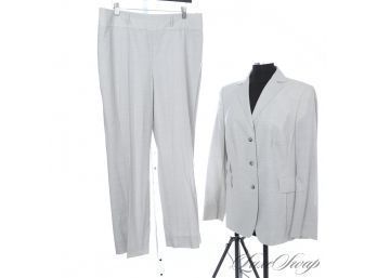 NEAR MINT $2500 AKRIS 2 PIECE PANT SUIT IN SOLID TROPICAL SUMMER WEIGHT WOOL PALE GREY 14