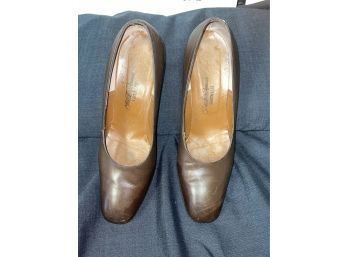 STRAIGHT FROM SAKS WITH ITS BOX!! AWESOME WOMENS DEEP BROWN SAKS FIFTH AVE FENTON LAST HEELS SIZE 7B