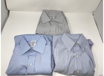 NEAR MINT MENS LOT OF 3 BROOKS BROTHERS BLUE SOLID AND STRIPE BUTTON DOWN DRESS SHIRTS SIZE 14 1/2 33