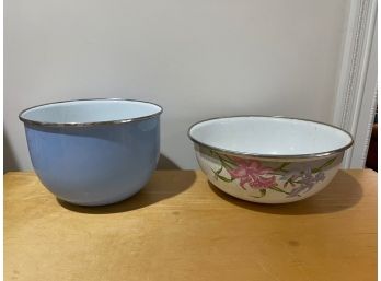 LOT OF 2 VINTAGE PYREX AND GMI DISHES & 2 MIXING BOWLS IN FLORAL AND SOLID BABY BLUE