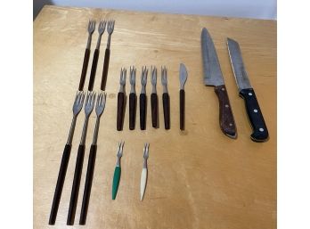 LARGE LOT OF QUALITY MIXED KNIVES & SERVING FORKS INCL INOX, WUSTHOF, HENCKELS AND MORE