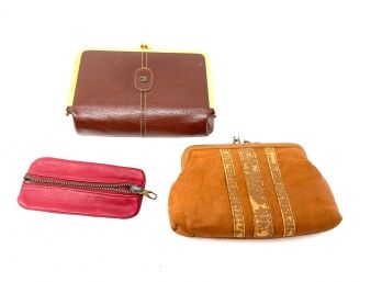 PERFECT FOR A NIGHT OUT! WOMENS LOT OF 3 VINTAGE LEATHER MAKEUP CASE, COIN PURSE, & MISC ZIP UP