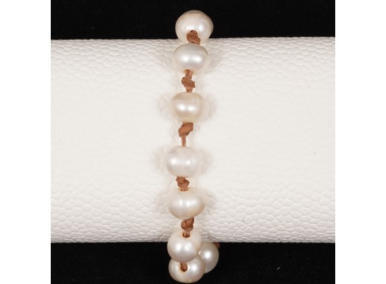 A BEAUTIFUL .925 STERLING SILVER, BROWN LEATHER AND WHITE PEARL BEADED BRACELET WITH HEART CHARM
