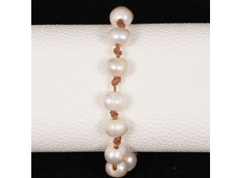 A BEAUTIFUL .925 STERLING SILVER, BROWN LEATHER AND WHITE PEARL BEADED BRACELET WITH HEART CHARM