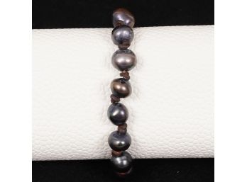 A BEAUTIFUL .925 STERLING SILVER, BROWN LEATHER AND BLACKENED PEARL BEADED BRACELET WITH HEART CHARM