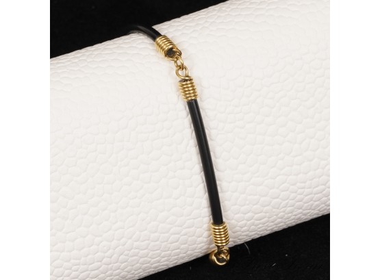 A GORGEOUS TESTED 18K YELLOW GOLD TRIPE SECTIONED COILED BRACELET WITH BLACK RUBBER INTERSECTS 0.22 OZ