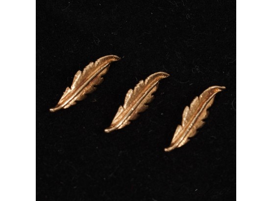 A BEAUTIFUL ORNATE TRIO OF TESTED 14K YELLOW GOLD ORNATE FEATHERS WITH THREE LOOPS ON BACK .07 OZ