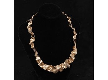 EXTRAORDINARY OSCAR DE LA RENTA COUTURE MADE IN USA GOLD TONE HAMMERED RIBBON EFFECT NECKLACE