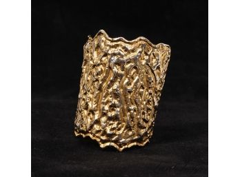 EXTRAORDINARY AND LIKE NEW OSCAR DE LA RENTA COUTURE MADE IN USA  HAMMERED GOLD TONE CUFF BRACELET