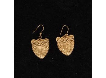 A GORGEOUS TESTED SOLID 18K PAIR OF YELLOW GOLD EARRINGS IN A SHIELD SHAPE 0.23 OZ
