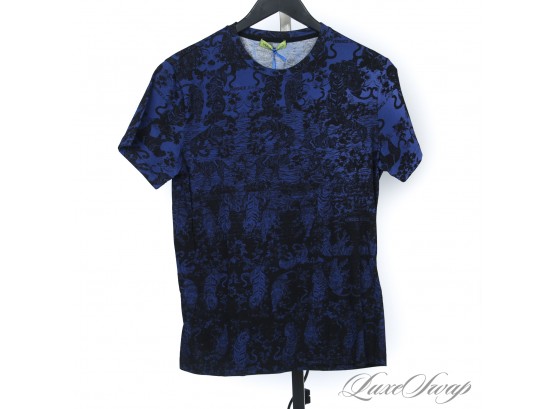 BRAND NEW WITH TAGS AUTHENTIC VERSACE JEANS COUTURE ROYAL BLUE BLACK ALLOVER BAROCCO PRINT TEE SHIIRT M
