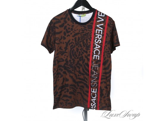 BRAND NEW WITH TAGS AUTHENTIC VERSACE JEANS COUTURE BROWN ALLOVER ANIMAL PRINT LOGO STRIPE TEE SHIRT M