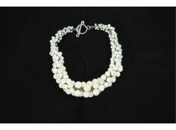 SO CLASSICALLY BEAUTIFUL : SILVER COILED METAL NECKLACE WITH WHITE PEARL EFFECT CONFETTI STONES!