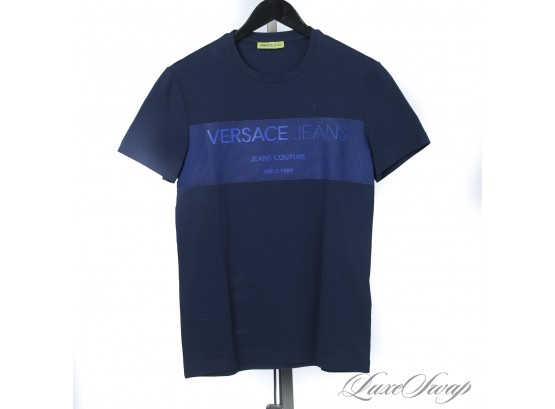 BRAND NEW WITHOUT TAGS AUTHENTIC VERSACE JEANS COUTURE MENS TEE SHIRT IN NAVY WITH CHEST STRIPE LOGO M