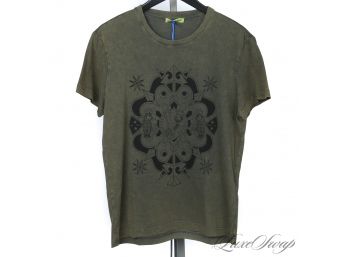 BRAND NEW WITH TAGS AUTHENTIC VERSACE JEANS COUTURE MENS TEE SHIRT IN OLIVE WITH CENTRAL CREST PRINT M