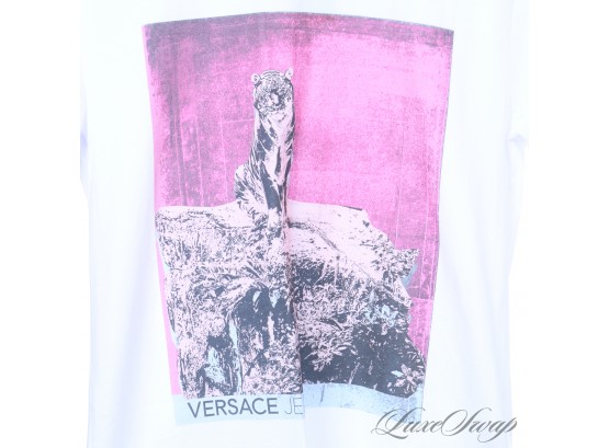 BRAND NEW WITH TAGS AUTHENTIC VERSACE JEANS MENS WHITE PINK TIGER MOUNTAIN BOX LOGO TEE SHIRT M