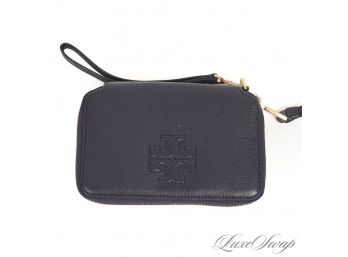IM GOING TO BE HONEST : YOU NEED TO BID ON THIS. BRAND NEW WITHOUT TAGS TORY BURCH BLACK LEATHER WRISTLET ZIP
