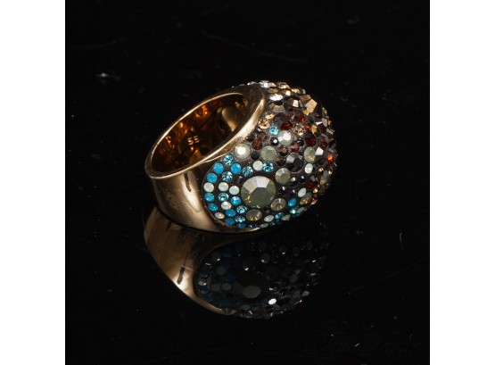 #15 A RECENT AND HIGH QUALITY HALLMARKED 55 GOLD TONE COCKTAIL RING WITH INTENSE CRYSTALS