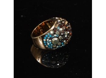 #15 A RECENT AND HIGH QUALITY HALLMARKED 55 GOLD TONE COCKTAIL RING WITH INTENSE CRYSTALS