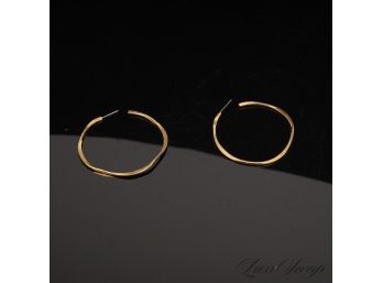 #16 A RECENT AND HIGH QUALITY PAIR OF HAMMERED BRASS GOLD TONE HOOP EARRINGS