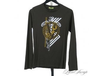 PERFECT OCTOBER COLORS! AUTHENTIC VERSACE JEANS ARMY GREEN LONG SLEEVE GRAPHIC BAROQUE TEE SHIRT S
