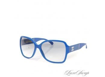 #12 AUTHENTIC AND ABSOLUTELY STUNNING CHANEL ROYAL BLUE WHITE CC ARM OVERSIZED SUNGLASSES  CASE