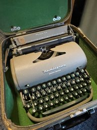 Vintage Maxwell Easy Riter Typewriter. Neat Case