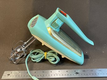 GE Vintage Mixer - Still Works Great Turquoise Blue