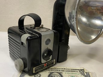 Vintage Brownie Hawkeye Camera With Flash And 4 Packs Of Bulbs