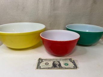 Pyrex Set Of Three Bowls - Red Buff And Green (aGDs) See Description