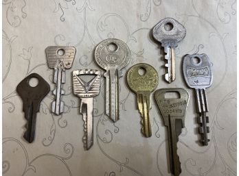 8 Vintage Keys